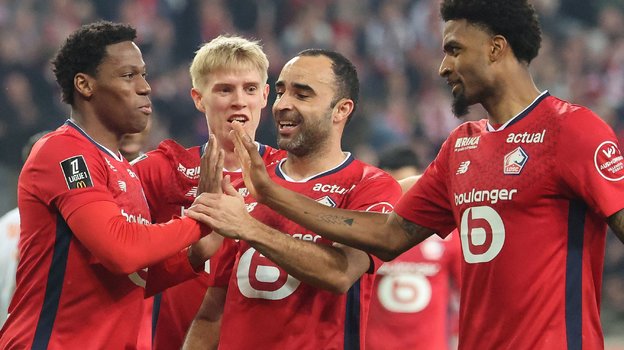 Футболисты «Лилля» празднуют победу над «Монпелье».