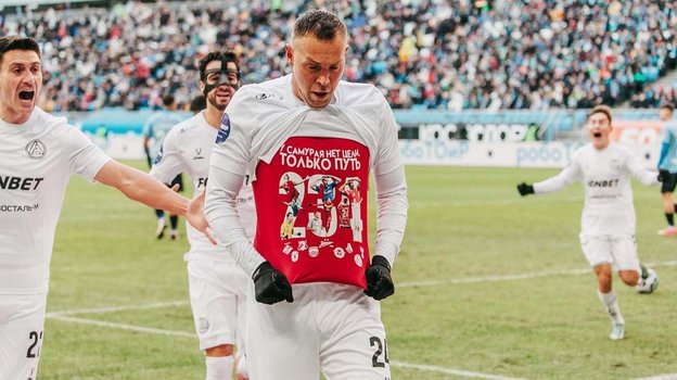 Артем Дзюба. Артем Дзюба празднует гол в матче «Крылья Советов» — «Акрон» (0:2). 9 марта. Самара