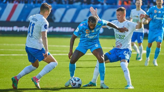 Вендел (в центре) в матче «Факел» — «Зенит» (0:2). Футболист Вендел в матче «Факел» — «Зенит» (0:2). 9 марта