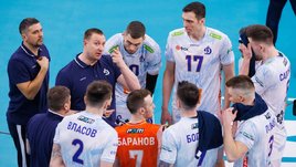 Главный тренер «Динамо» Константин Брянский с игроками команды