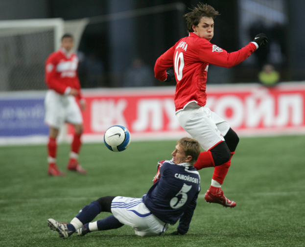Павел Самойлов и Артем Дзюба. Футболисты Павел Самойлов и Артем Дзюба в матче «Спартак» — «Сибирь». 18 февраля 2007 года. Москва
