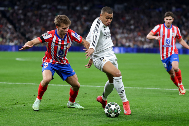 Пабло Барриос и Килиан Мбаппе. Футболисты Пабло Барриос и Килиан Мбаппе в матче «Реал» — «Атлетико» (1:1). 8 февраля. Мадрид.