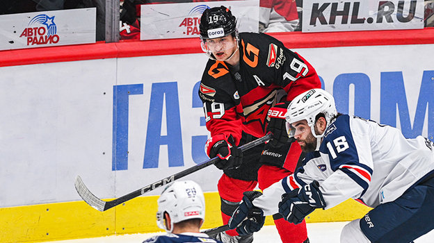 Нападающий «Авангарда» Владимир Ткачев в матче против «Торпедо»