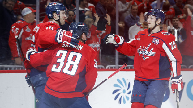 Хоккеисты «Вашингтона» Тэйлор Рэддиш, Расмус Сандин и Ларс Эллер.