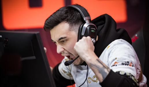 Озгюр woxic Экер.