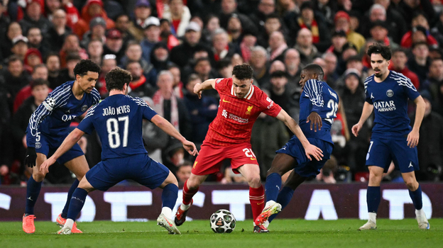 Диогу Жоту в окружении игроков «ПСЖ».