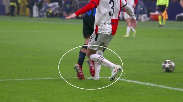 Мехди Тареми цепляется за ногу Томаса Белена.