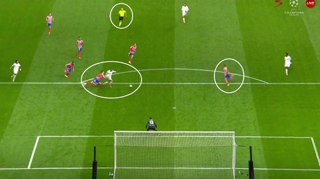 Фол Клемана Лангле на Килиане Мбаппе.