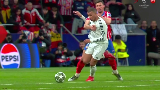 Клеман Лангле задерживает Килиана Мбаппе.