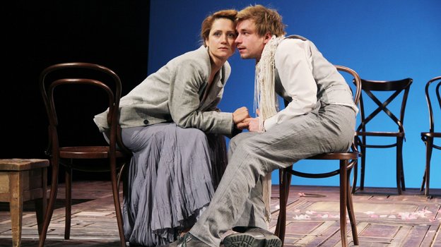 Виктория Исакова и Александр Петров в спектакле «Вишневый сад» в театре им. Пушкина.