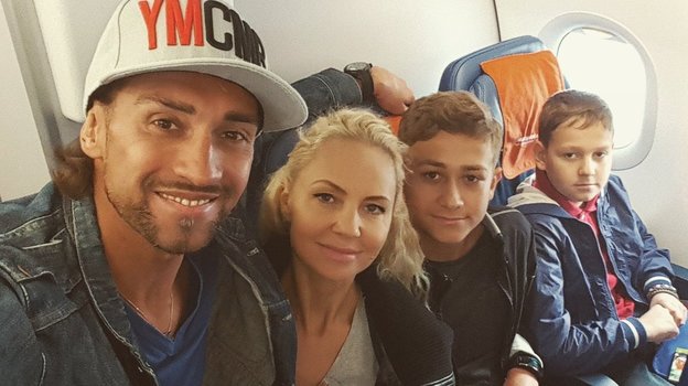 Руслан и Елена Нигматуллины с детьми.