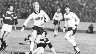 18 марта 1987 года. Тбилиси. «Торпедо» — «Бордо» — 3:2. В атаке — автозаводцы Сергей Шавло и Олег Ширинбеков.