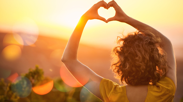 Какие продукты нужно ограничить при повышенном холестерине. Девушка показывает сердце