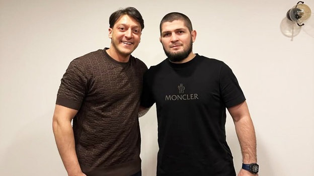 Бывший футболист Месут Озил и боец ММА Хабиб Нурмагомедов