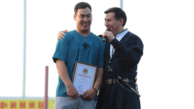 Санджи Каруев и Бату Хасиков. Мастер спорта России по борьбе на поясах Санджи Каруев и Бату Хасиков