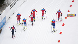 Лыжники на трассе в Холменколлене