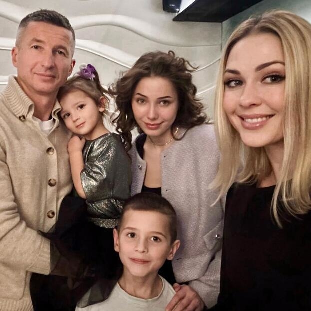 Евгений Алдонин с женой Ольгой с детьми.