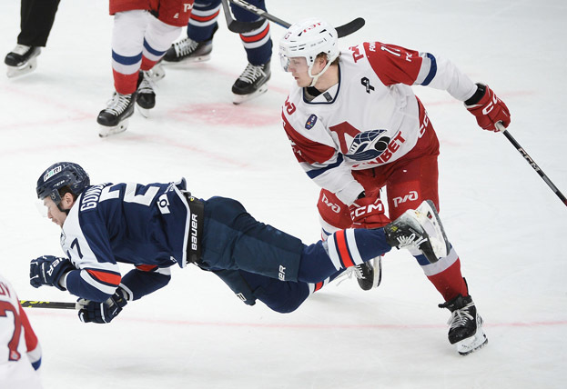 Сергей Гончарук и Степан Никулин. Хоккеисты Сергей Гончарук и Степан Никулин в матче «Торпедо» — «Локомотив»