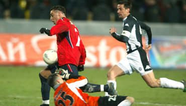 Футболист Даниэл Карвалью обыгрывает вратаря Ивицу Краля и через мгновение пошлет мяч в пустые ворота. 17 марта 2005 года. Краснодар.