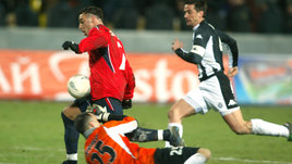 Футболист Даниэл Карвалью обыгрывает вратаря Ивицу Краля и через мгновение пошлет мяч в пустые ворота. 17 марта 2005 года. Краснодар.