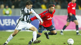 Футболист Симон Вукчевич пытается остановить Даниэла Карвалью в матче ЦСКА — «Партизан» — 2:0. 17 марта 2005 года. Краснодар.