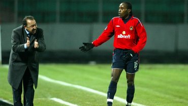 Главный тренер армейцев Валерий Газзаев и Чиди Одиа в матче ЦСКА — «Партизан» — 2:0. 17 марта 2005 года. Краснодар.