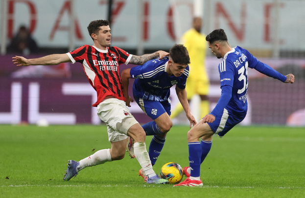 Полузащитник «Милана» Кристиан Пулишич (слева) в матче против «Комо».