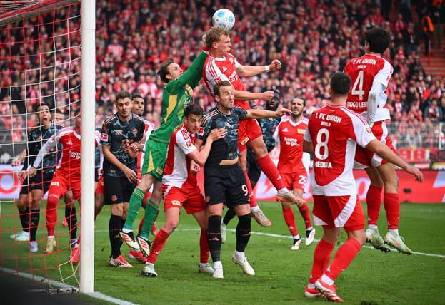 Нападающий «Баварии» Харри Кейн (в центре) ведет борьбу за мяч в штрафной «Униона».