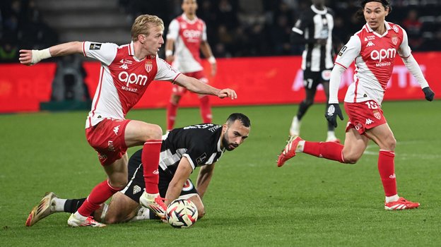 Нападающий «Монако» Мика Бирет (слева) в матче с «Анже».