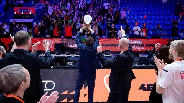 Ростислав Вергун показывает Кубок болельщикам.