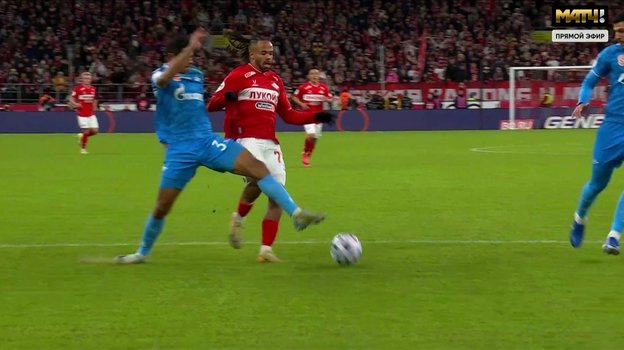 Дуглас Сантос и Тео Бонгонда.