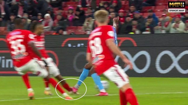 Матео Кассьерра бьет шипами Тео Бонгонду.