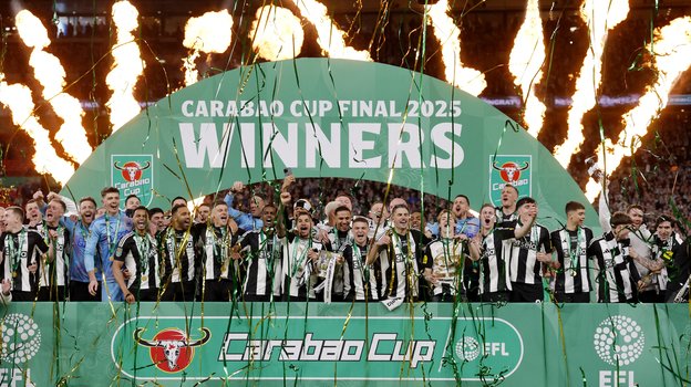 Футболисты «Ньюкасла» на награждении после победы в Кубке английской лиги.