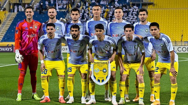 Футболисты «Пахтакора» перед матчем в азиатской Лиге чемпионов.