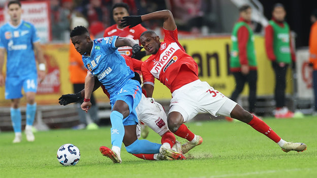 Луис Энрике, Олег Рябчук и Кристофер Мартинс. Футболисты Луис Энрике, Олег Рябчук и Кристофер Мартинс в матче «Спартак» — «Зенит» (2:1). 16 марта. Москва