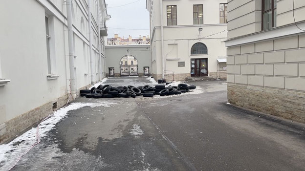 Покрышки во дворе Нового дома Кабинета. Скриншот из видео с Youtube-канала «Ушатайка»