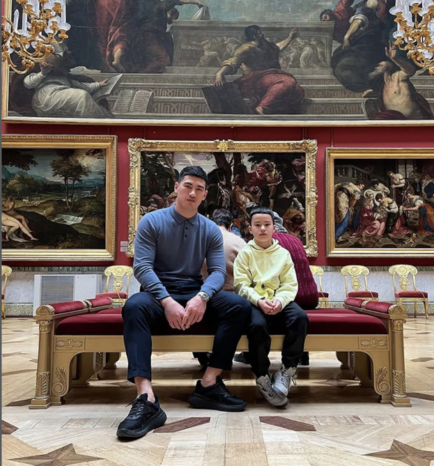 Дмитрий Бивол с сыном в Эрмитаже. Боксер Дмитрий Бивол с сыном в Эрмитаже