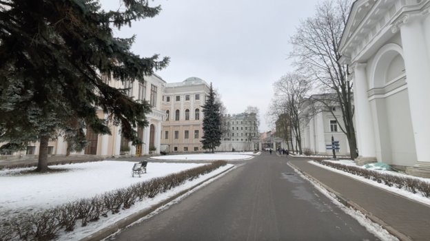 Территория Аничкова дворца. Сам императорский дворец — слева. Территория Аничкова дворца. Сам императорский дворец — слева.