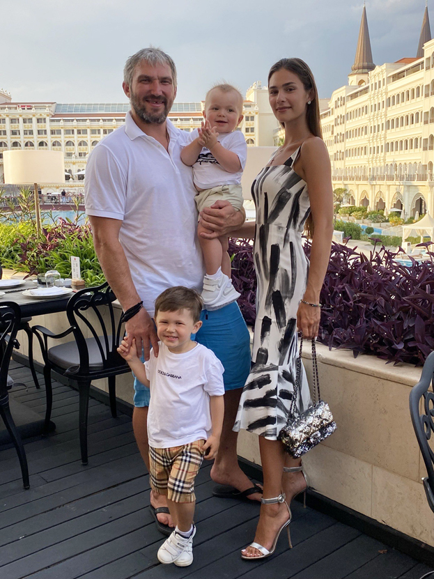 Александр и Настасия Овечкины с сыновьями. Нападающий «Вашингтона» Александр Овечкин с женой Настасией и сыновьями