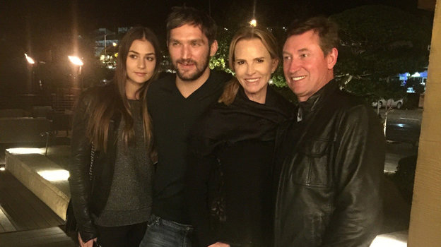 Александр и Настасия Овечкины, Джанет Джонс и Уэйн Гретцки в марте 2016 года. Александр Овечкин с женой Настасией, Уэйн Гретцки с женой Джанет Джонс в марте 2016 года