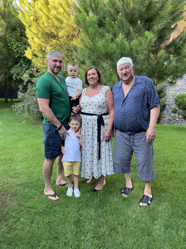 Александр Овечкин с родителями и сыновьями. Нападающий «Вашингтона» Александр Овечкин с родитеями и сыновьями