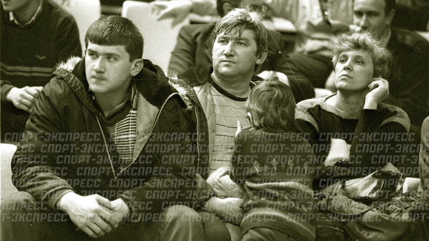 Татьяна и Михаил Овечкины с сыновьями Сергеем (слева) и Михаилом. 1988 год. Татьяна и Михаил Овечкины с сыновьями Сергеем (слева) и Михаилом. 1988 год.