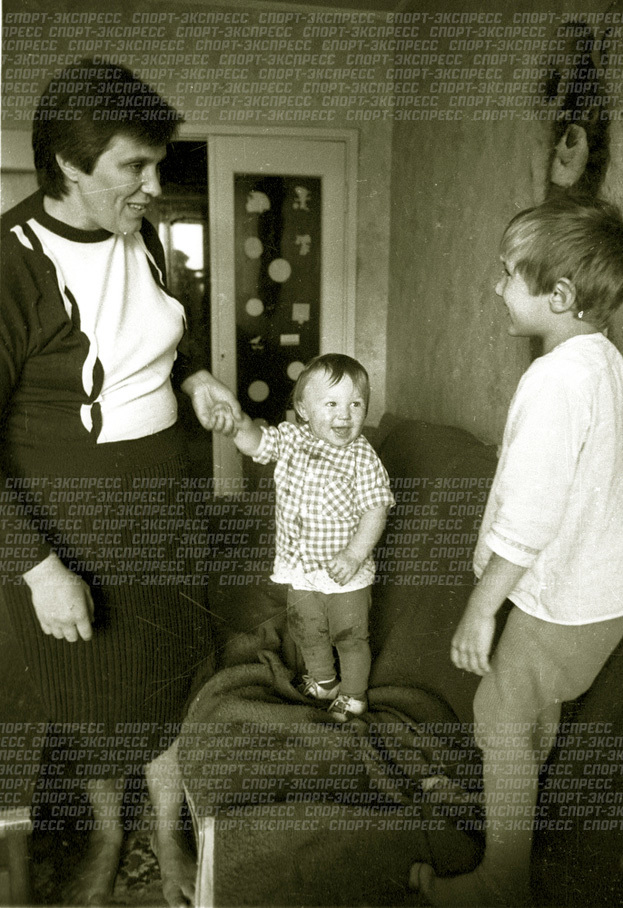 Татьяна Овечкина с сыновьями Александром и Михаилом. 1987 год. Татьяна Овечкина с сыновьями Александром и Михаилом. 1987 год.