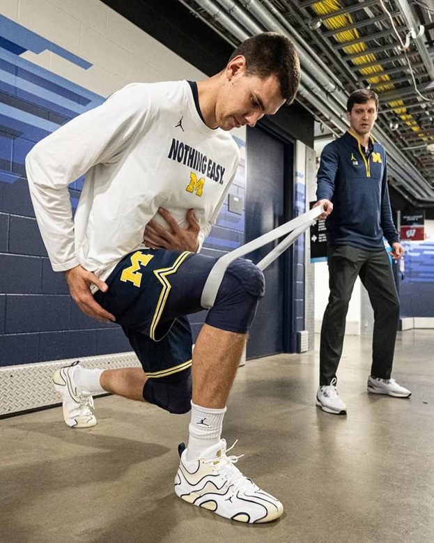 Владислав Голдин и Дмитрий Федосеев. Баскетболист Владислав Голдин и тренер Дмитрий Федосеев