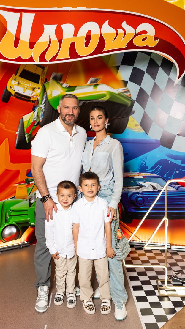 Александр и Настасия Овечкины с сыновьями. Нападающий «Вашингтона» Александр Овечкин и его жена Настасия с детьми