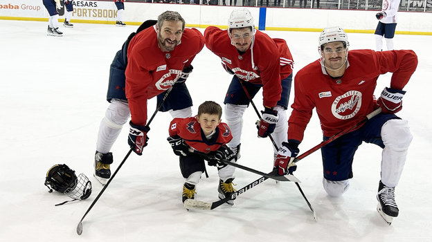 Александр Овечкин с сыном Сергеем, Дмитрий Орлов и Том Уилсон. Нападающий «Вашингтона» Александр Овечкин с сыном Сергеем, Дмитрий Орлов и Том Уилсон