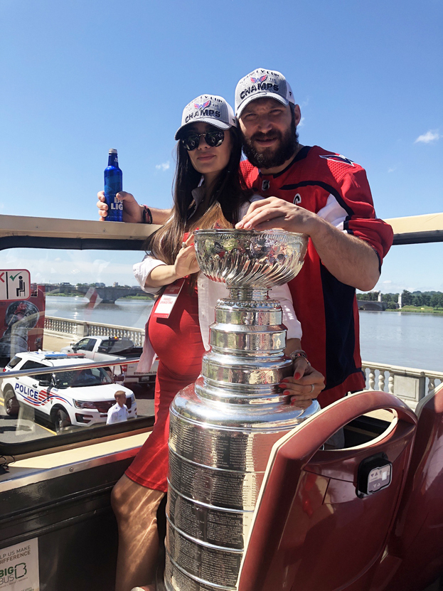 Настасия и Александр Овечкины. Нападающий «Вашингтона» Александр Овечкин и его жена Настасия с Кубком Стэнли