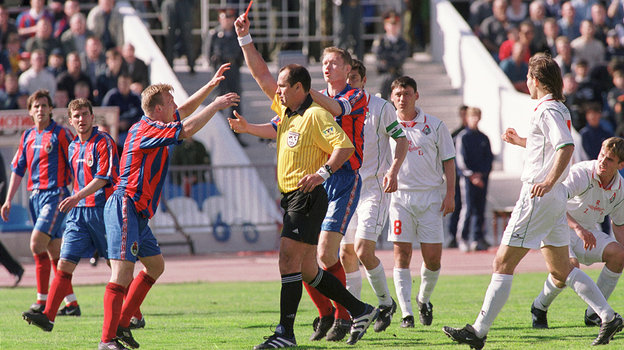 Николай Левников показывает красную карточку Максиму Бокову в матче «Локомотив» — ЦСКА.