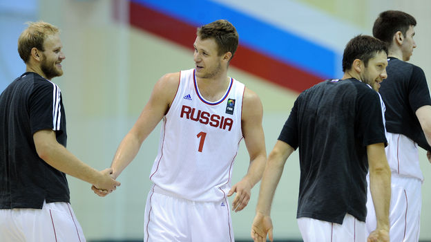 Андрей Зубков (в центре).