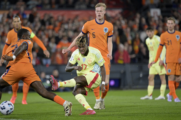 Нападающий сборной Испании Нико Уильямс бьет по воротам сборной Нидерландов.